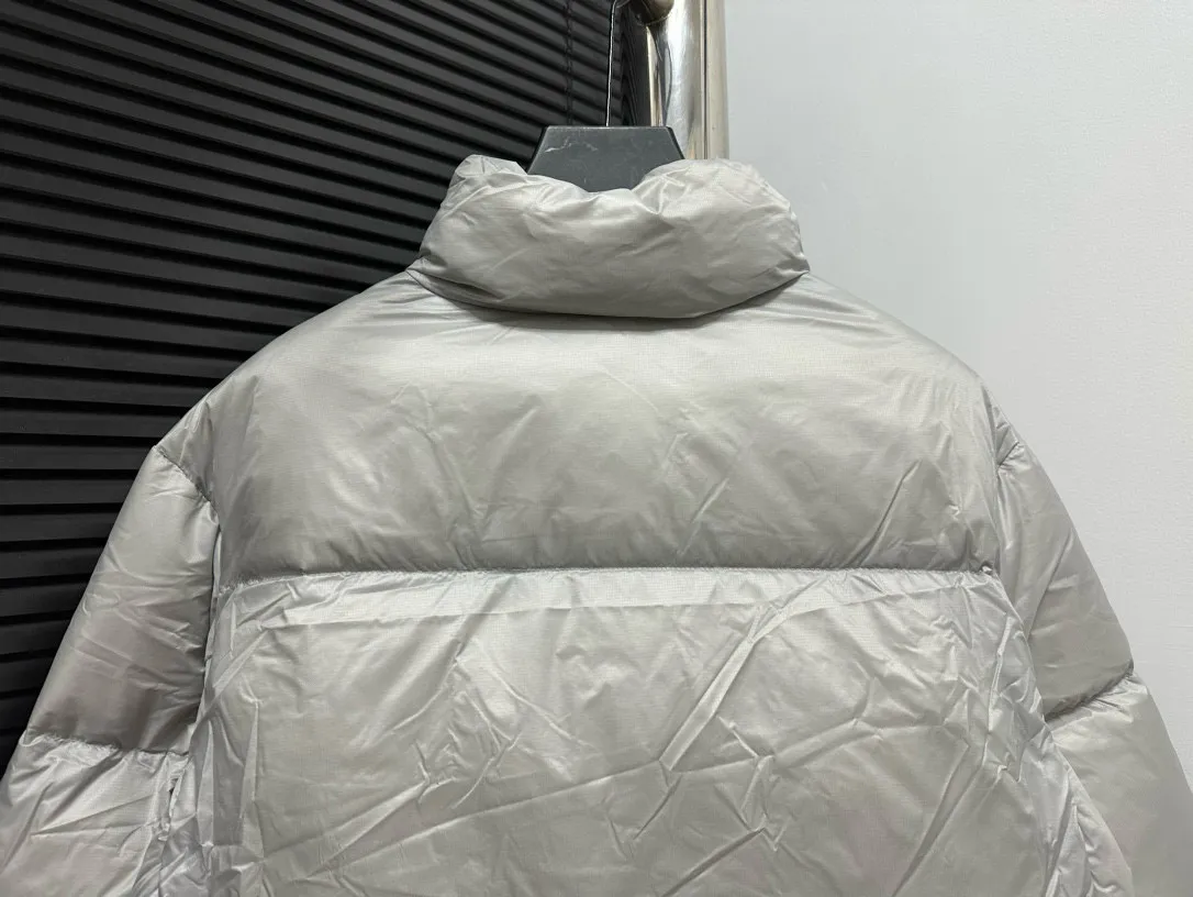 P720 [CANADA GOOSE] Cypress Women's Short Down Jacket 2256W The down collar enhances warmth and can better withstand bad weather. The short hem has an internal drawstring to adjust the tightness and block the cold wind. Embedded cuffs improve comfort and lock in heat. Dropped shoulder design and articulated sleeves allow for a good range of movement. Two external pockets: zippered hand pockets. ·Three interior pockets: two mesh drop-in pockets and one zippered pocket! Size: XS S M Color: Black Birch